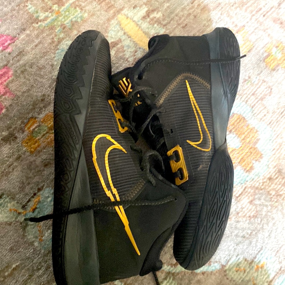 Kyrie flytrap 4s metallic gold and black